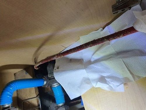 반포동 하수구막힘 배관 내부 이물질 제거 후 통수 상태를 확인하는 과정